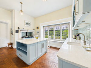 Kitchen/Breakfast Room- click for photo gallery